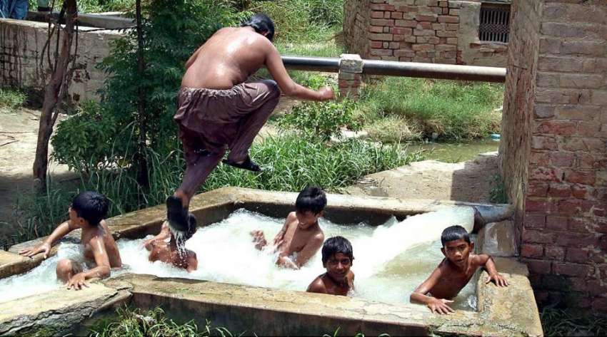 حیدر آباد: بچے گرمی کی شدت کم کرنے کے لیے ٹیوب ویل کے پانی ..