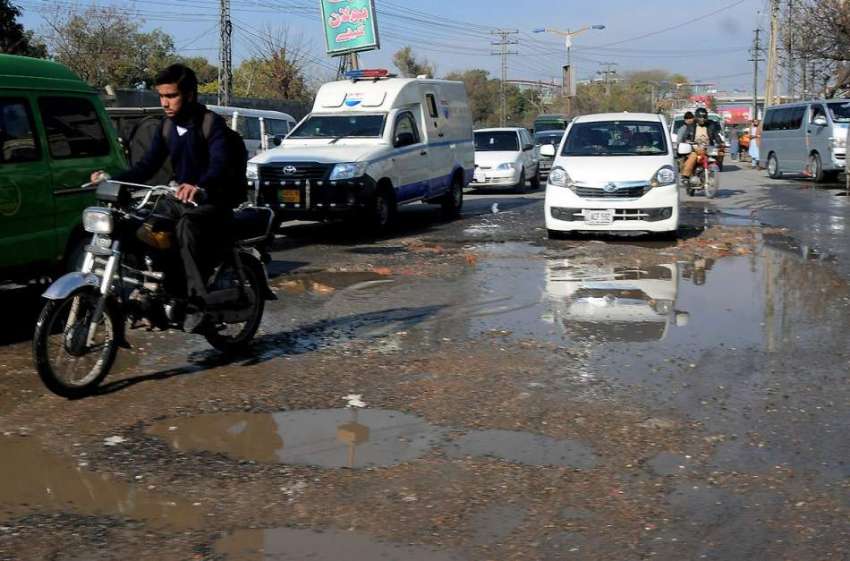 راولپنڈی: مریڑ حسن مین روڈ ٹوٹ پھوٹ کے باعث دن بھر ٹریفک ..