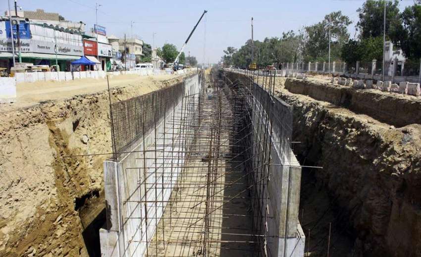 کراچی: مزدور گرین لائن بس سروس کے تعمیراتی کام میں مصروف ..