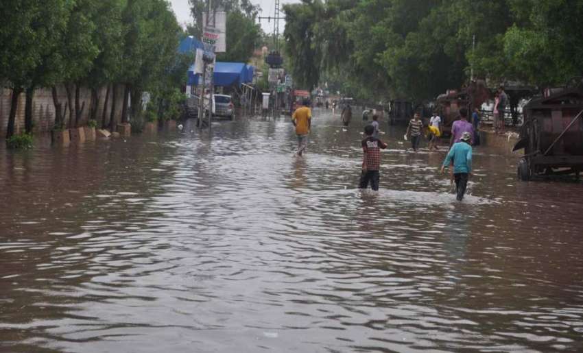 حیدر آباد: شہر میں ہونیوالی موسلا دھار بارش کے بعد سڑکیں ..