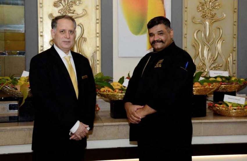 راولپنڈی: نجی ہوٹل میں منعقدہ مینگو فیسٹیول کے موقع پر جنرل ..