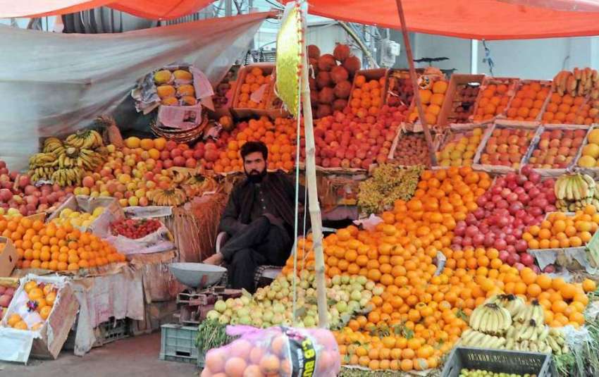راولپنڈی: محنت کش سٹال پر فروٹ سجائے خریداروں کا انتظار ..