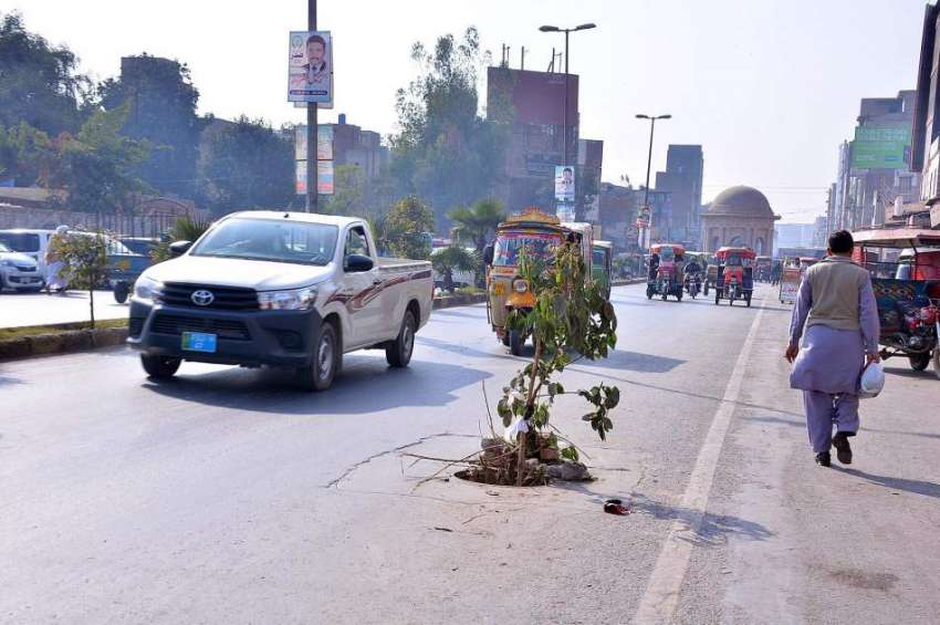 فیصل آباد: سڑک کے درمیان کھلا مین ہول کسی حادثے کا سبب بن ..