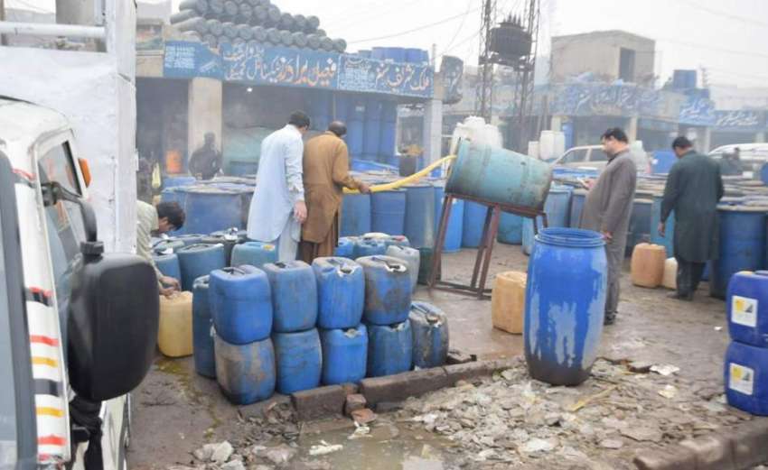 لاہور: سرکلر روڈ پر پابندی کے باوجود کیمیکل کھلے عام ڈرموں ..
