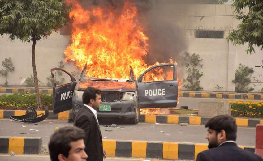 لاہور: پی آئی سی کے باہر وکلاء کی جانب سے احتجاج کے دوران ..