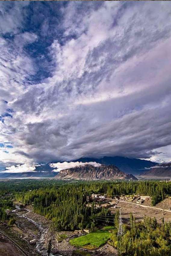 سکردو: وادی سکردو میں آسمان پر چھائے گہرے بادلوں کا منظر۔