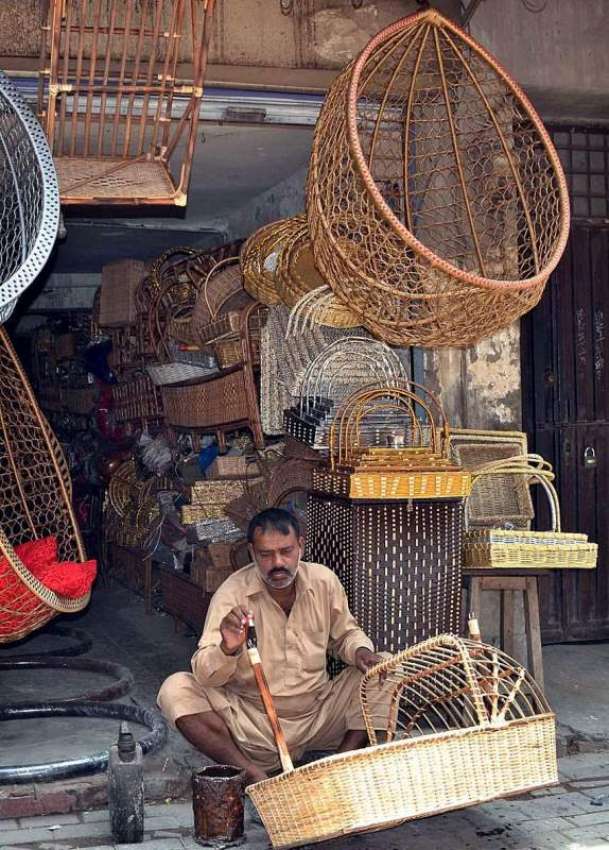 لاہور: محنت کش لکڑی کی ٹوکریاں اور دیگر اشیاء بنانے میں مصروف ..