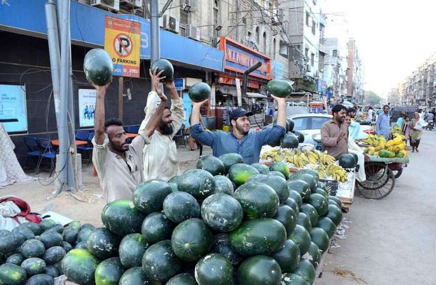کراچی: دکاندار گاہکوں کو متوجہ کرنے کے لیے تربوز فروخت کررہا ..