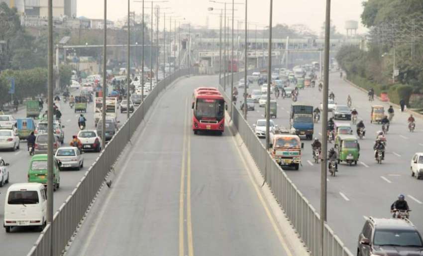 لاہور: میٹرو بس مسافروں کے لیکر ٹریفک پر رواں دواں ہے۔