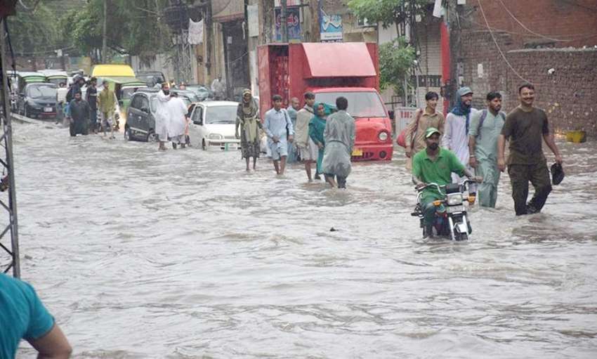 لاہور: صوبائی دارالحکومت میں ہونے والی موسلا دھار بارش کیو ..