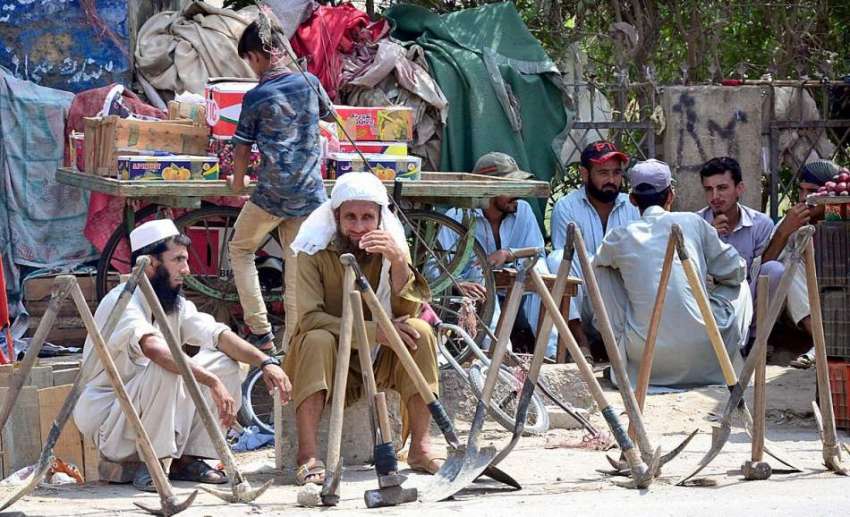 حیدر آباد: مزدور اڈے میں کام کے انتظار میں بیٹھے ہیں۔