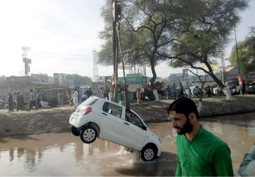 لاہور: ای ایم ای کینال میں گرنے والی کار کو کرین کی مدد سے ..