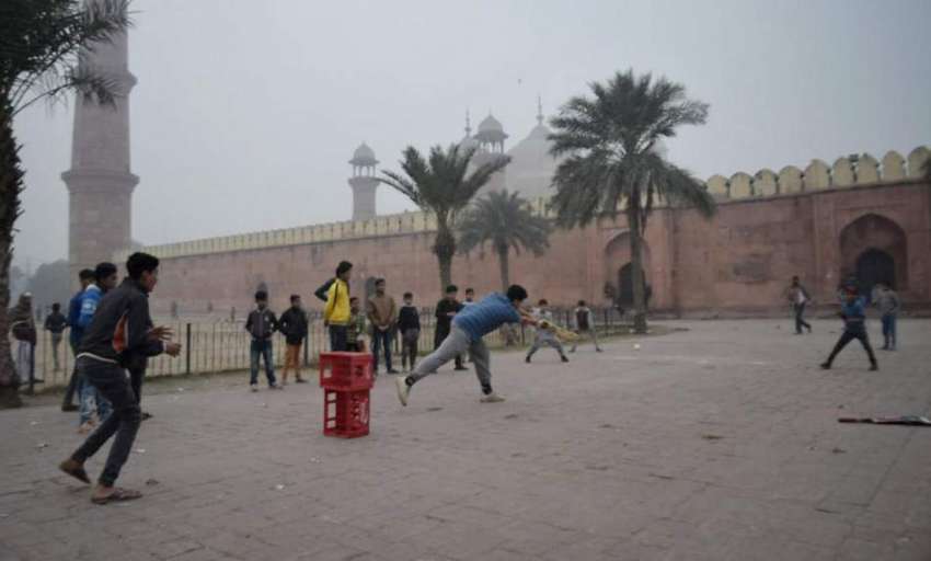 لاہور: بادشاہی مسجد کے عقب میں نوجوان کرکٹ کھیل رہے ہیں۔