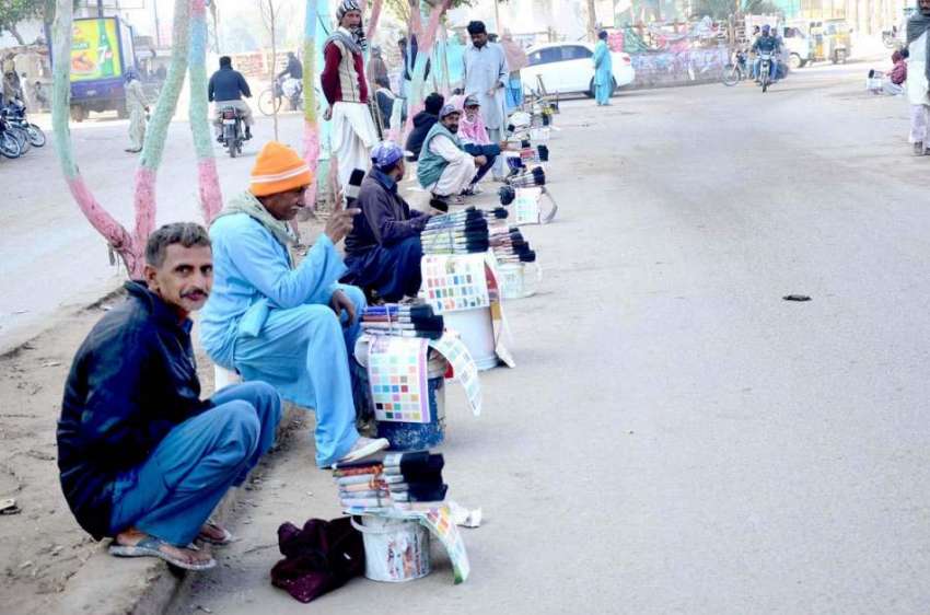 حیدر آباد: مزدور اڈے میں دیہاڑی کے اتنظار میں بیٹھے ہیں۔