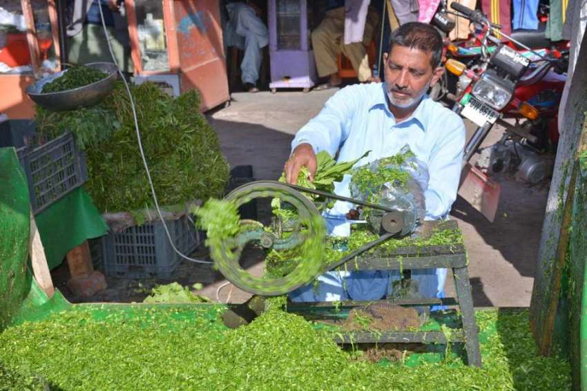 فیصل آباد: ریگل بازار میں الیکٹرک مشین کے ساتھ "ساگ" کاٹنے ..