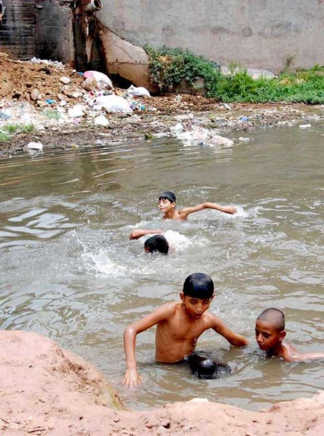 اسلام آباد: بچے نالے کے گندے پانی میں نہا رہے ہیں جو مضر صحت ..