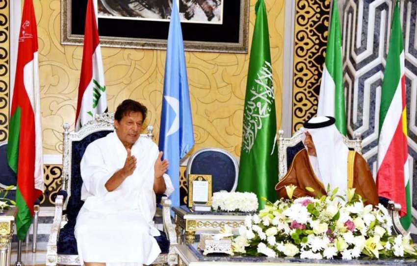 جدہ: وزیر اعظم عمران خان اور گورنر مکہ ملاقات کے دوران تبادلہ ..
