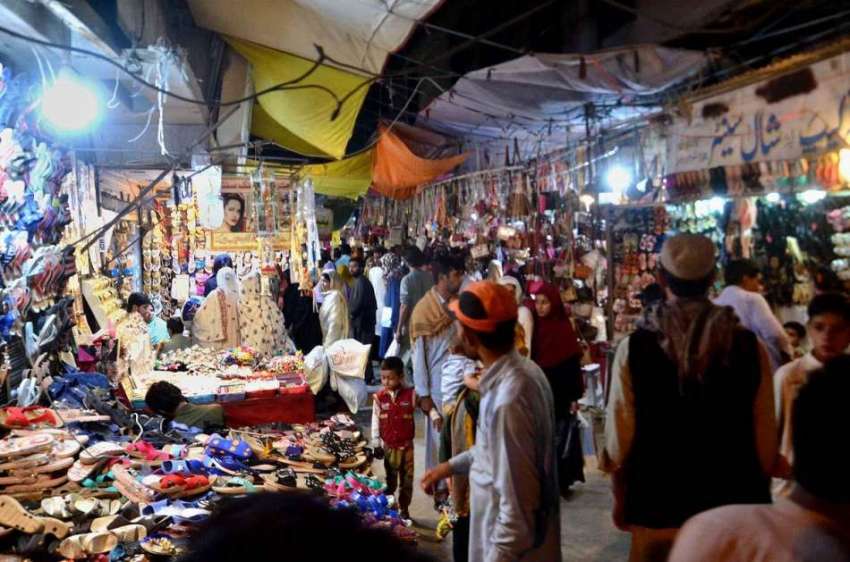 کوئٹہ: عید کی تیاریوں میں مصروف شہری خریداری کر رہے ہیں۔