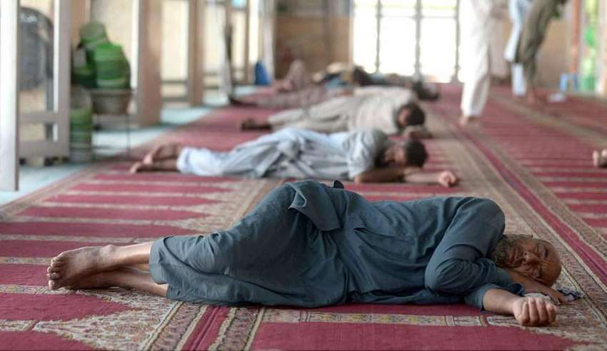 راولپنڈی: جامعہ مسجد میں نمازی دوپہر کے وقت آرام کر رہے ہیں۔