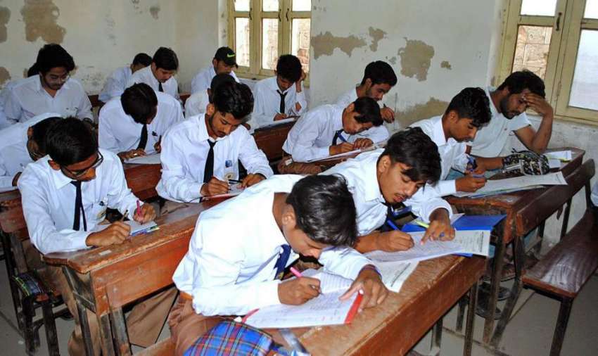 حیدر آباد: انٹرمیڈیٹ کے سالانہ امتحانات کے موقع پرسٹوڈنٹس ..