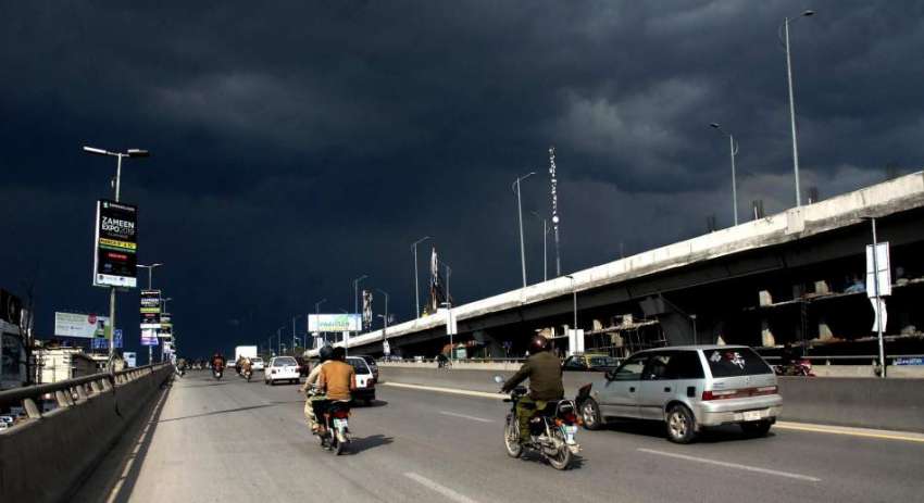 راولپنڈی: جڑواں شہروں میں دن کے وقت آسمان پر چھائے گہرے بادل ..