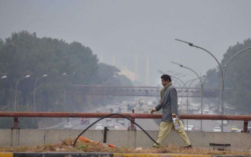 اسلام آباد: شہر میں دھند کا منظر۔
