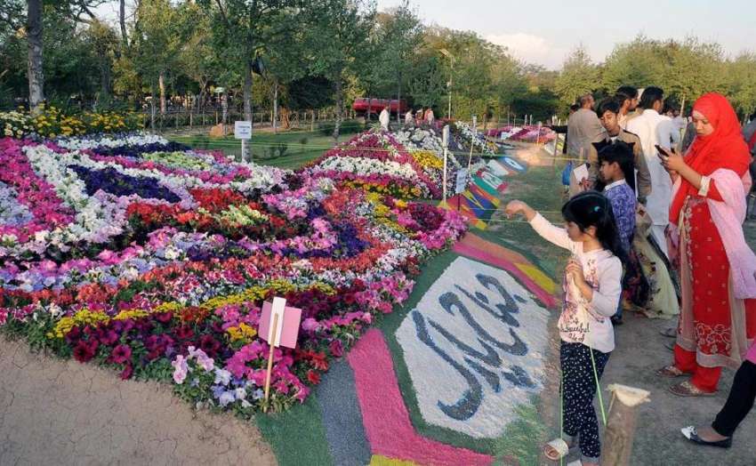 راولپنڈی: ایوب پارک میں جشن بہاراں کے موقع پر منعقدہ پھولوں ..
