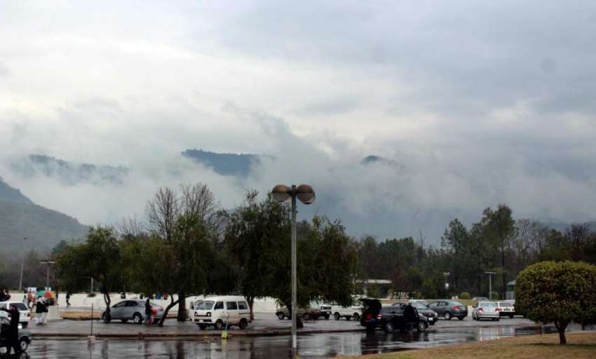 اسلام آباد: وفاقی دارالحکومت میں آسمان پر چھائے بادل اور ..