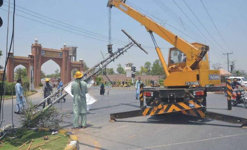 فیصل آباد: زرعی یونیورسٹی کے سامنے گرے ہوئے بجلی کی ہائی ..