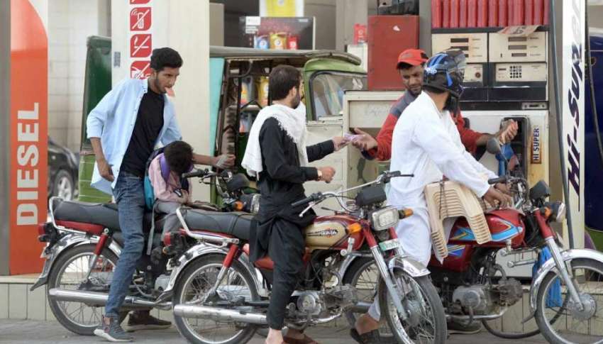 راولپنڈی: موٹرسائیکل سواربغیر ہیلمٹ پیٹرول ڈالوا رہے ہیں۔