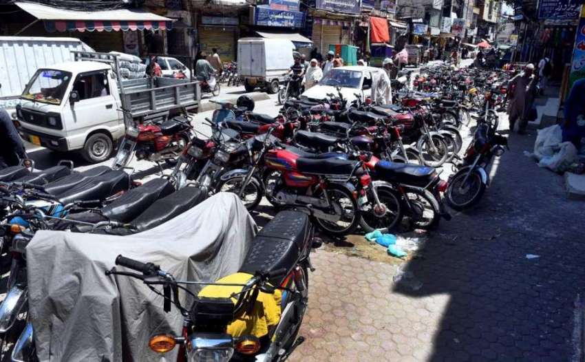 راولپنڈی: بوہڑ بازار میں فٹ پاتھ پر پارک کی گئی موٹر سائکلیں ..