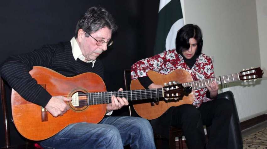 اسلام آباد:میوزیکل شو کے موقع پر ارجنٹائن کے فنکار اپنے ..