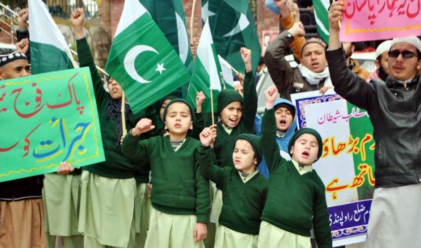 راولپنڈی: بچے پلے کارڈز اٹھائے پاک آرمی سے اظہار یکجہتی ..