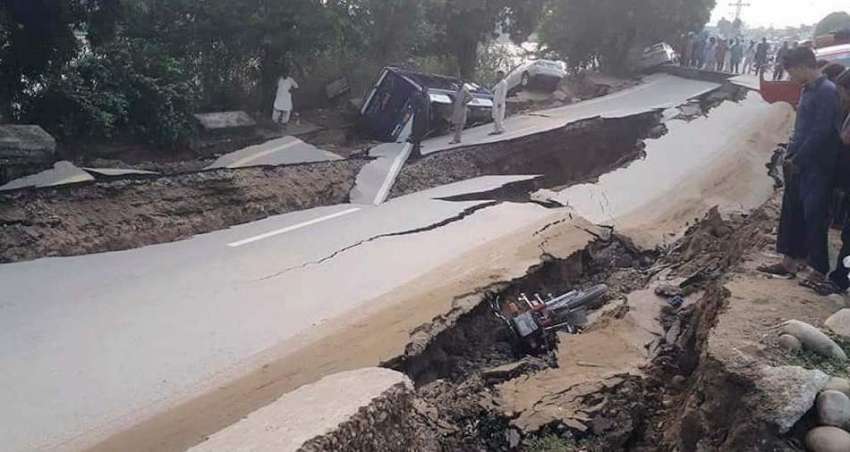 میرپور: جٹلان میں زلزلے سے بھاری نقصان پہنچا جس کے بعد  سڑک ..