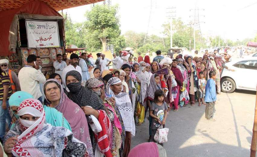 لاہور: رمضان بازار میں سستا آٹا خریدنے کے لیے خواتین قطار ..
