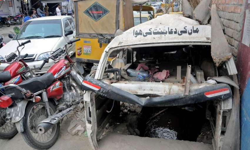 راولپنڈی: تھانہ وارث خان کے باہر گاڑیاں و موٹر سائیکل کھڑے ..