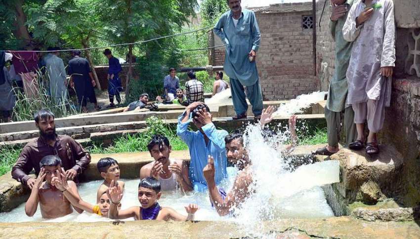 حیدر آباد: گرمی کی شدت کم کرنے کے لیے بچے ٹیوب ویل کے پانی ..