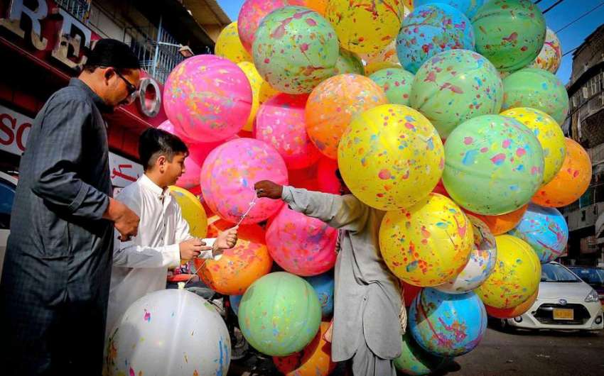 کراچی: عید کی تعطیلات کے چوتھے روز آرام باغ کی سیر کے لیے ..