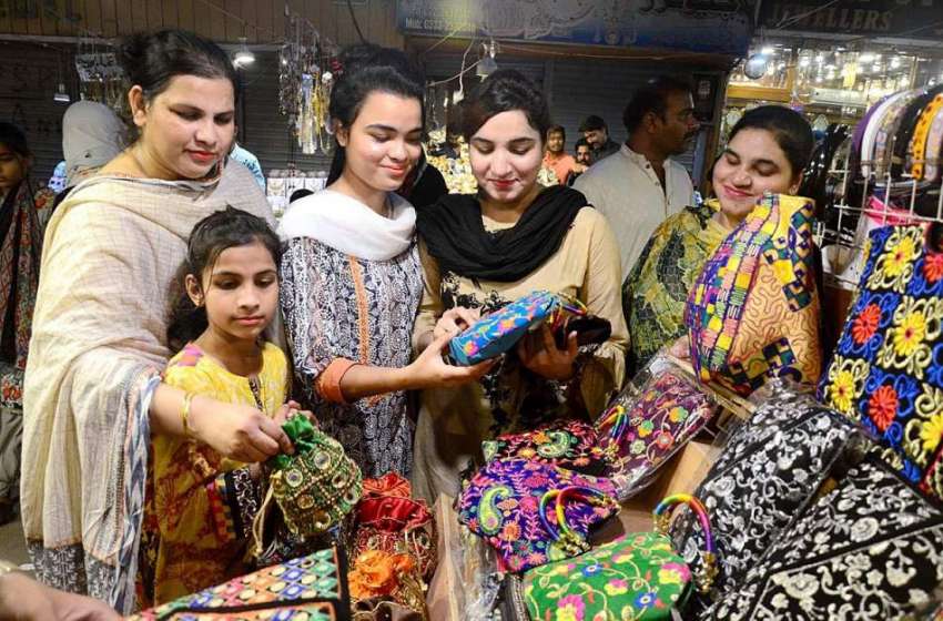 حیدر آباد: عید کی تیاریوں میں مصروف خواتین ہینڈ بیگ پسند ..