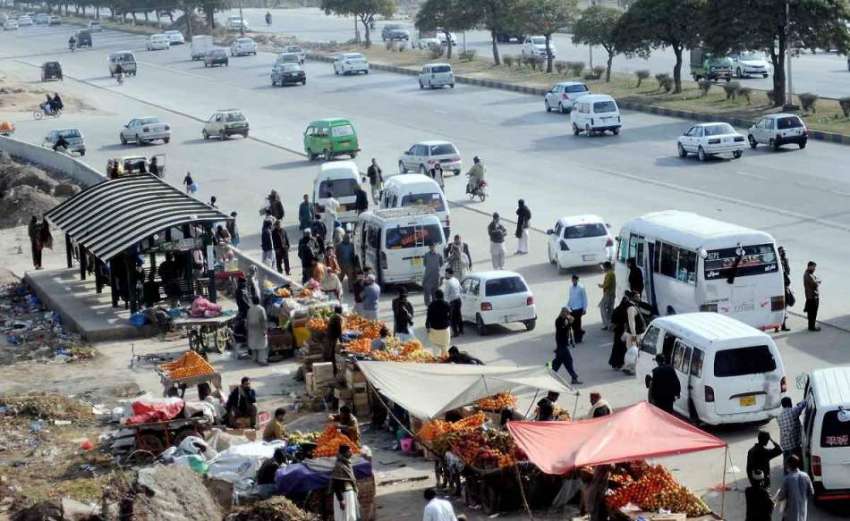 اسلام آباد: سگنل فری ایکسپریس وے کھنہ پل سٹاپ پر ریڑھی بانوں ..