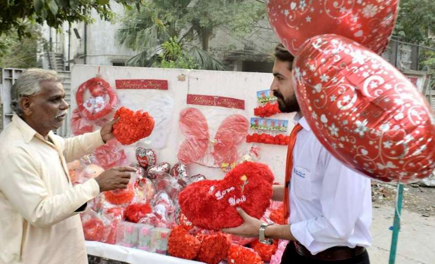 لاہور: ایک شخص ویلنٹائن ڈے کی مناسبت سے چیزیں خرید رہا ہے۔