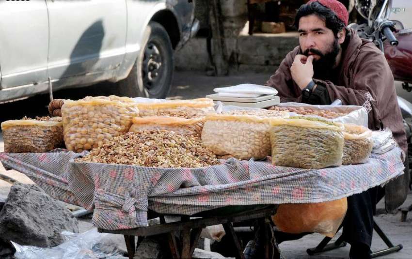 راولپنڈی:محنت کش خشک میوہ جات سجائے گا ہکوں کے انتظار میں ..