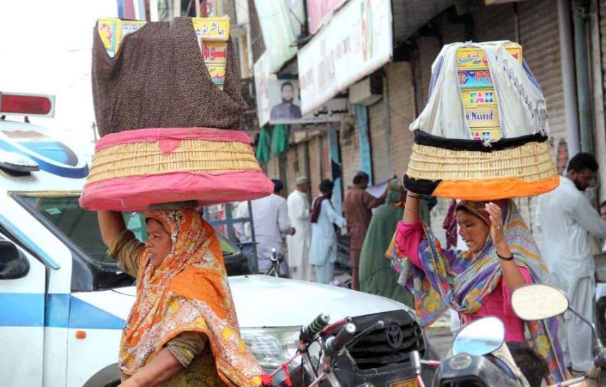 سرگودھا: اردو بازار میں چوڑیوں بیچنے والی خواتین جا رہی ..