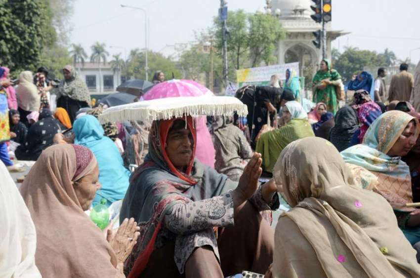 لاہور: مال روڈ پر لیڈی ہیلتھ ورکزمطالبات کے حق میں احتجاجی ..