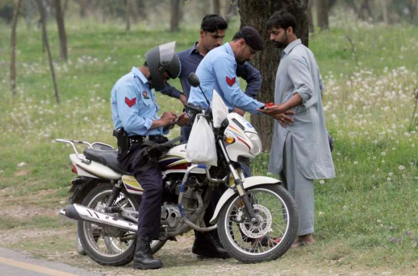 اسلام آباد: پولیس اہلکار ایک شہری کی تلاشی لے رہے ہیں۔