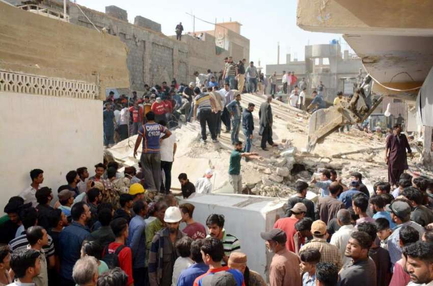 کراچی : ملیر کے علاقہ میں رہائشی میں عمارت گرنے کے بعد امدادی ..