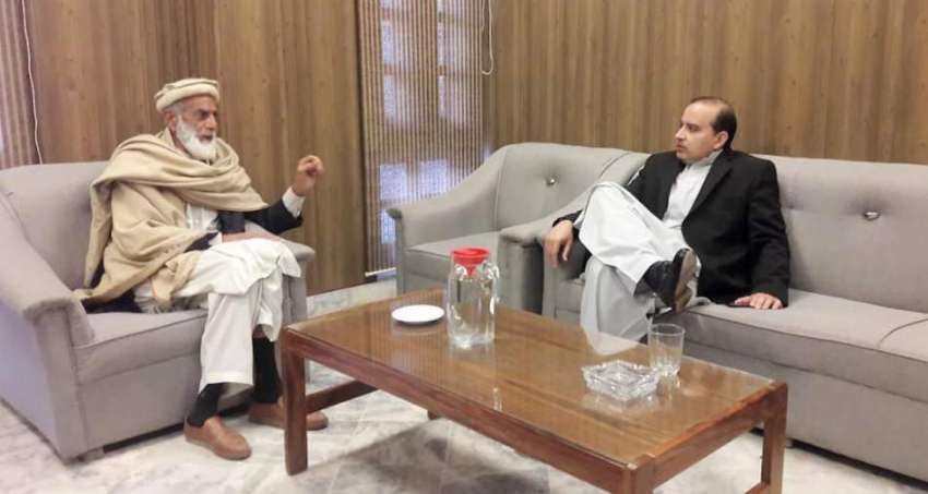 پشاور: وزیر قانون خیبرپختونخوا سلطان محمد خان اپنے دفتر ..