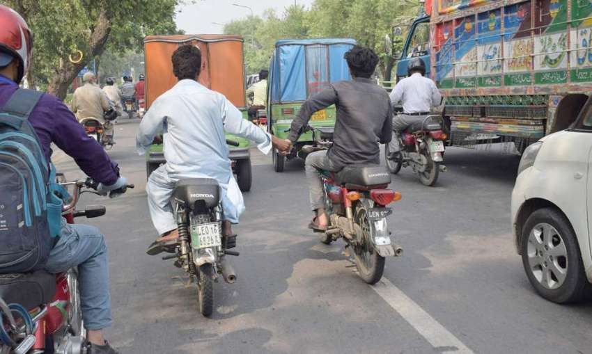 لاہور: ایک نوجوان موٹر سائیکل سوار شہری کا ہاتھ پکڑ کر پٹرول ..