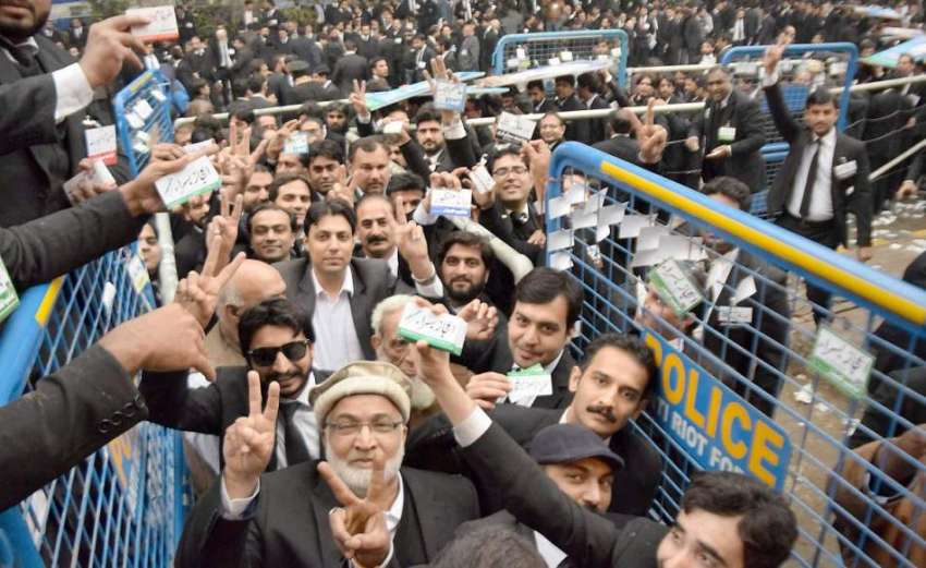 لاہور: بار ایسوسی ایشن کے سالانہ انتخابات کے موقع پر وکلاء ..