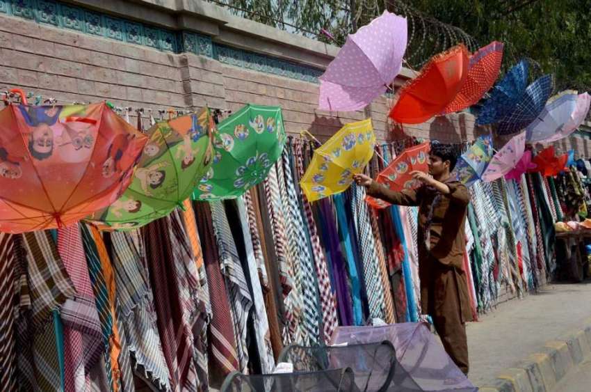 فیصل آباد: دکاندار نے گاہکوں کو متوجہ کرنے کے لیے چھتریاں ..